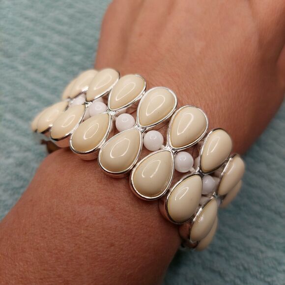 Liz Claiborne Cream And White Stretch Bracelet silver tone gift cottagecore - Picture 4 of 6
